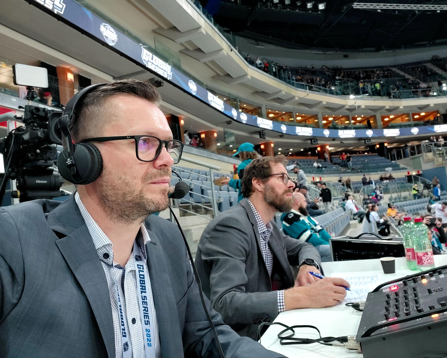 S Michalom Handzušom počas komentovania NHL v Prahe